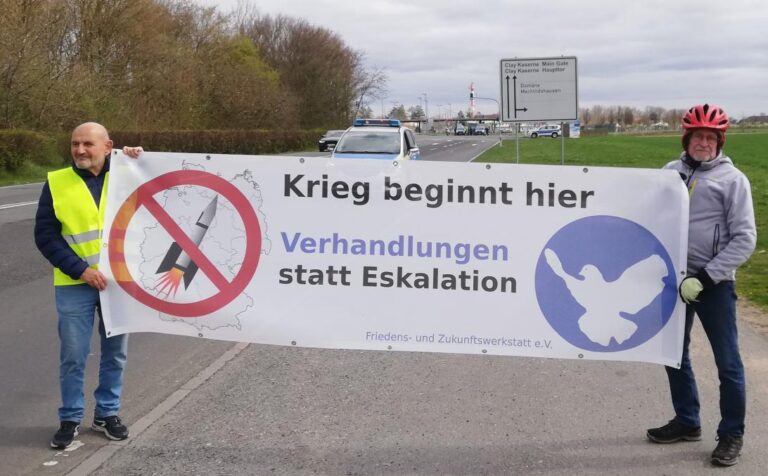 Mahnwache vor der Clay-Kaserne Wiesbaden-Erbenheim